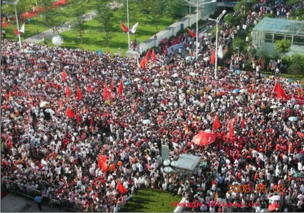 摩肩接踵的故事图片